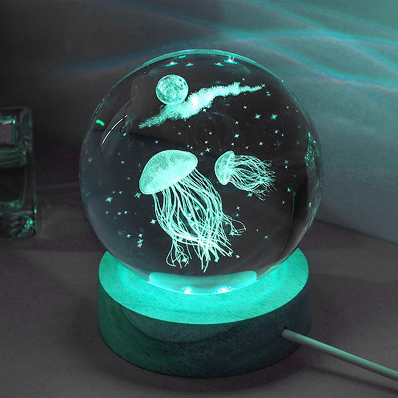 Lámpara bola de cristal con medusas iluminada sobre una mesita